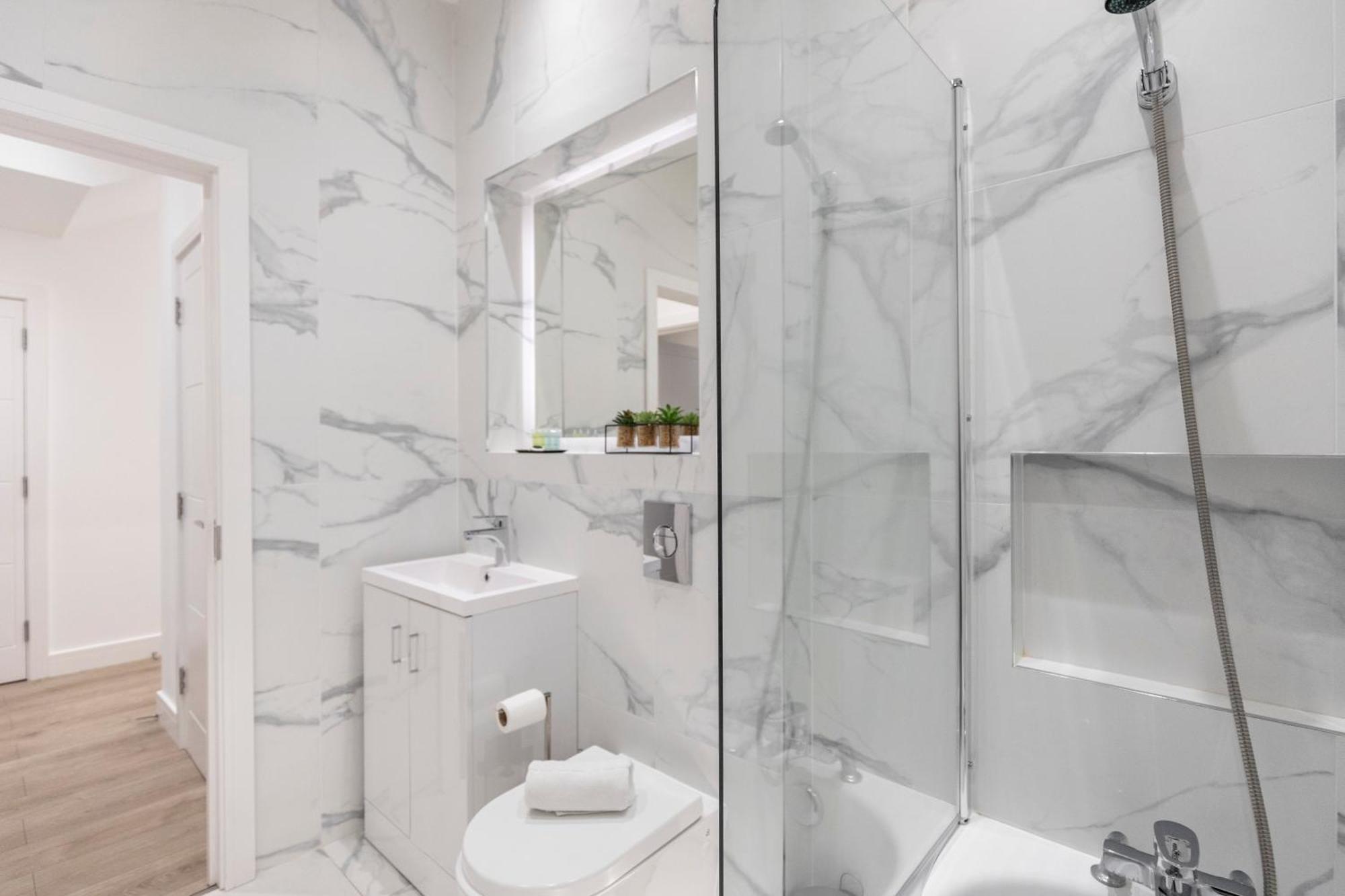 Welcoming And Spacious Apartment- Excellent Location London Bagian luar foto